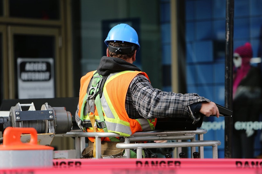 homme-portant-un-casque-debout