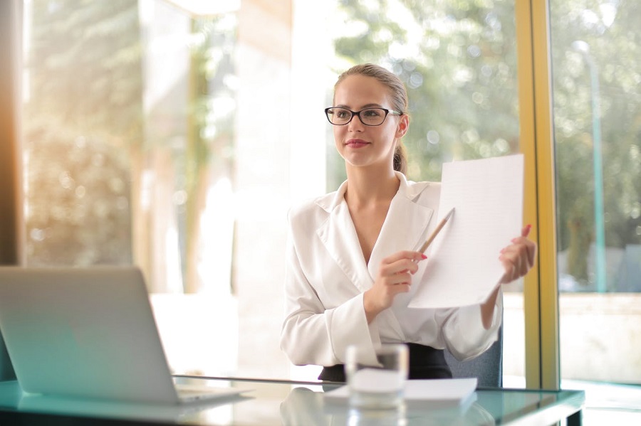 femme-d-affaires-intelligente-expliquant-les-documents-au-bureau