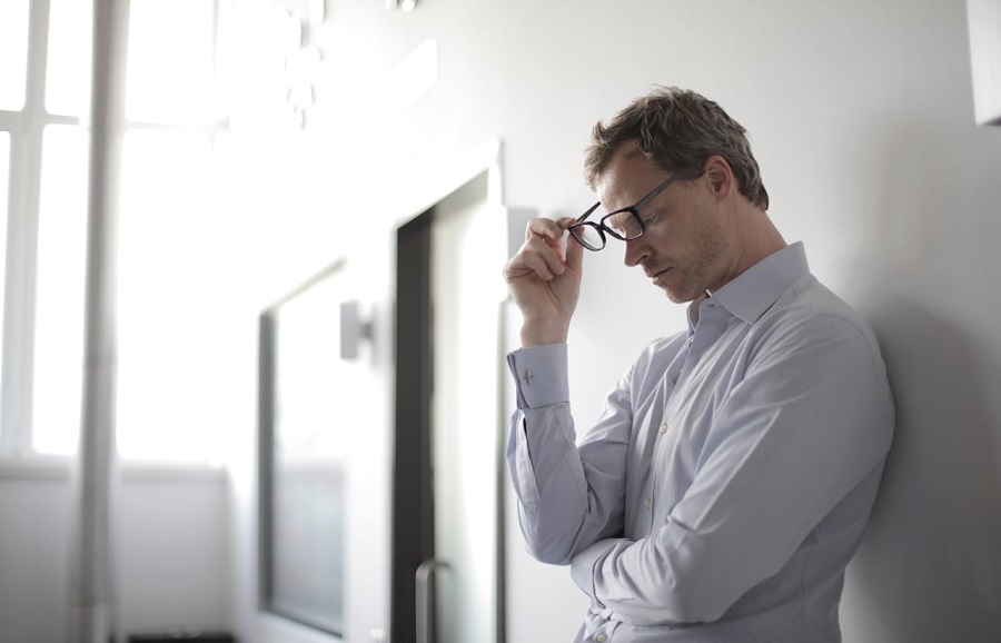 photo-d-un-homme-tenant-des-lunettes-noires