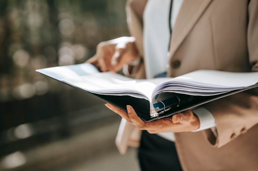 personne-en-livre-de-lecture-blazer-blanc