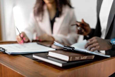 Est-il obligatoire de prendre un avocat ?