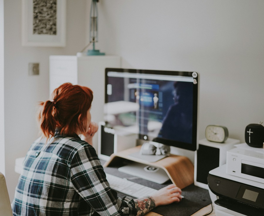 femme-naviguant-sur-internet