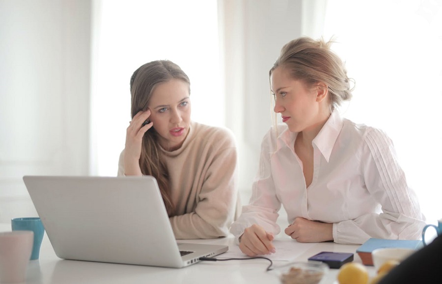 femmes-d-affaires-reflechies-discutant-des-problemes-dans-un-espace-de-travail-lumineux