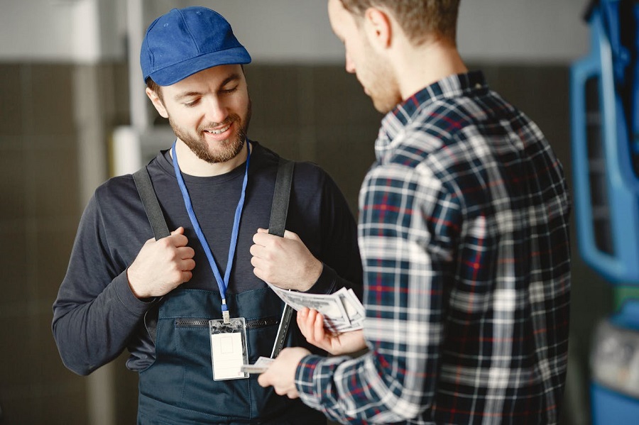 homme-industrie-regarder-sourire