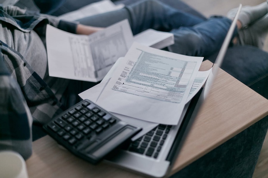 couple-gens-femme-bureau