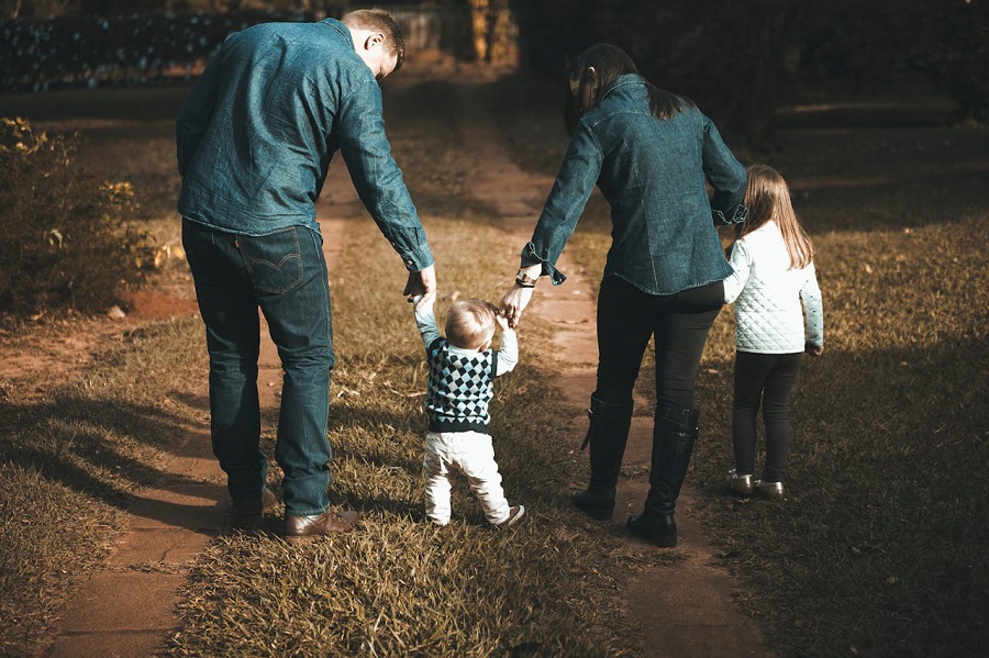 famille-marchant-sur-le-chemin